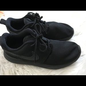 nike Roshe black size 3 great condition